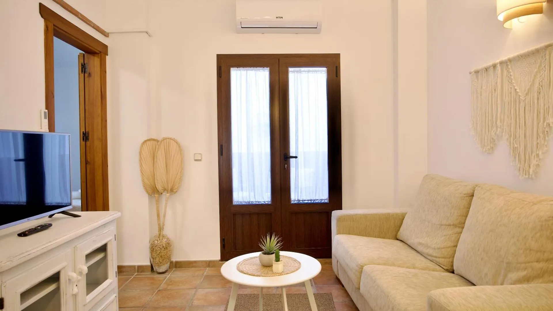 Nueva 33 Apartamentos En El Centro De Nerja contacts